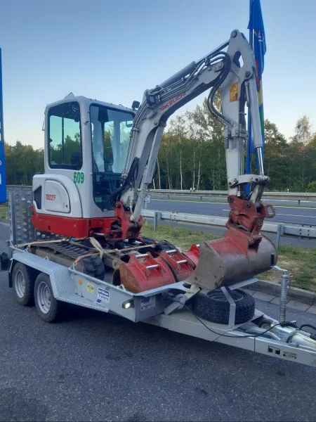 Takeuchi na přívěsu
